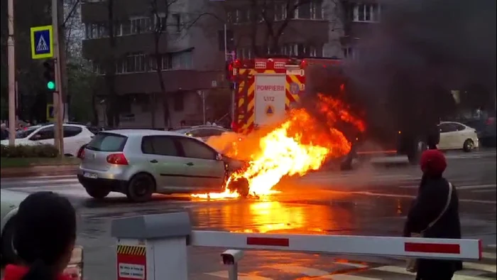 Trafic blocat pe Bulevardul Iuliu Maniu după ce o mașină a luat foc în mers. FOTO: Captură video 