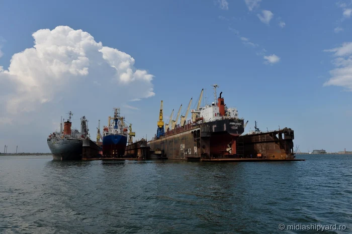 
    O persoană este căutată de pompieri şi de scafandri după ce s-a aruncat de pe un vaporFoto: midiashipyard.ro  