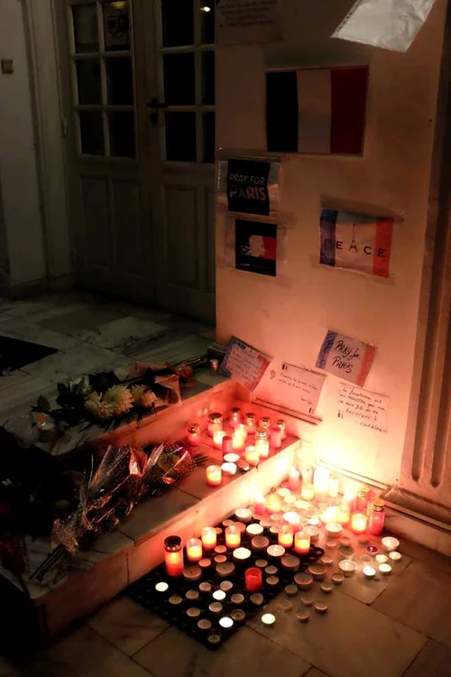 ieşenii au depus duminică flori şi lumânări la sediul Institutului Francez FOTO: Facebook