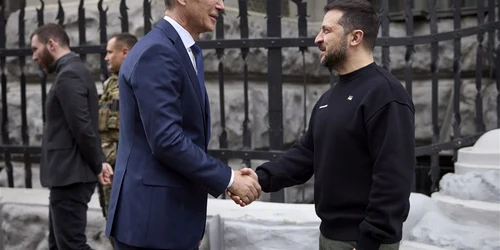 Jens Stoltenberg dana mana cu Volodimir Zelenski la Kiev FOTO EPA EFE jpg