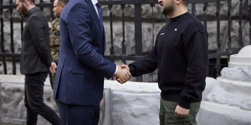 Jens Stoltenberg dana mana cu Volodimir Zelenski la Kiev FOTO EPA EFE jpg