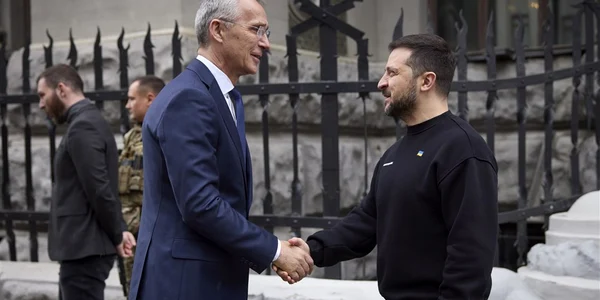 Jens Stoltenberg dana mana cu Volodimir Zelenski la Kiev FOTO EPA EFE jpg