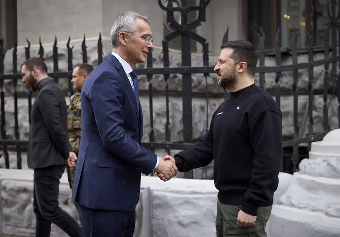 Jens Stoltenberg (stânga) primit de președintele Volodimir Zelenski la Kiev FOTO EPA-EFE