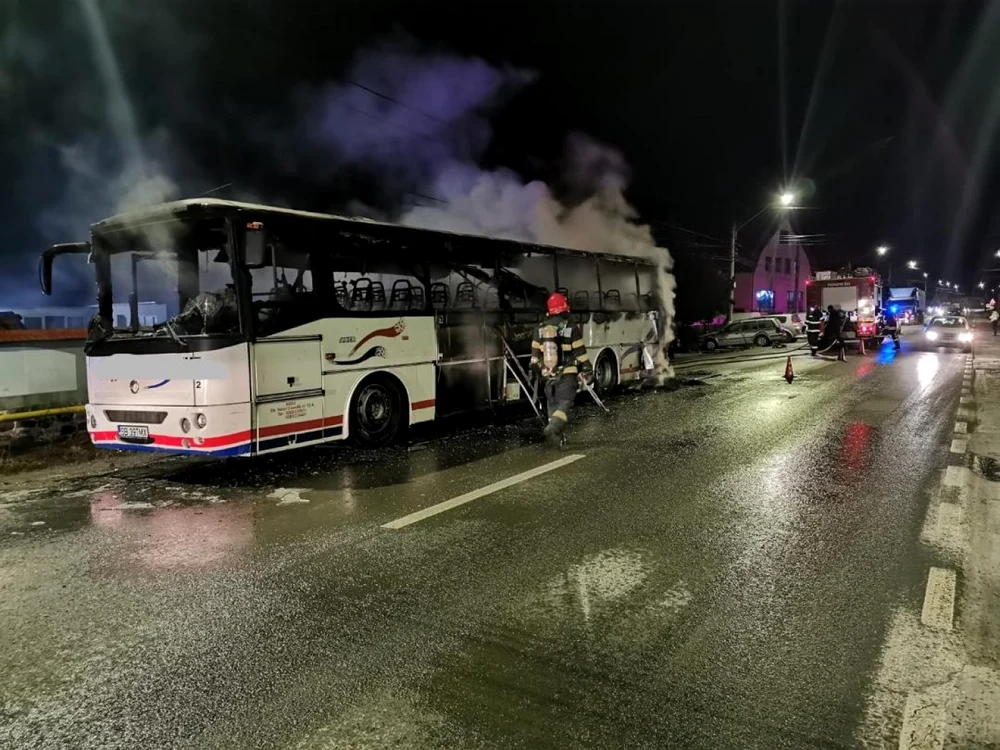 Autobuzul a luat foc sursa foto:sibiu100.ro