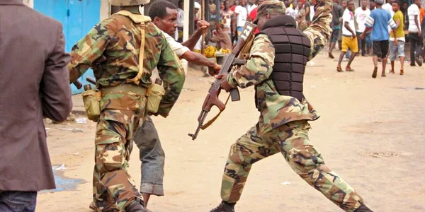 Soldaţi liberieni menţin ordinea la un centru de distributie a hranei din zona West Point unde se pare ca există Ebola în Monrovia Liberia FOTOAP