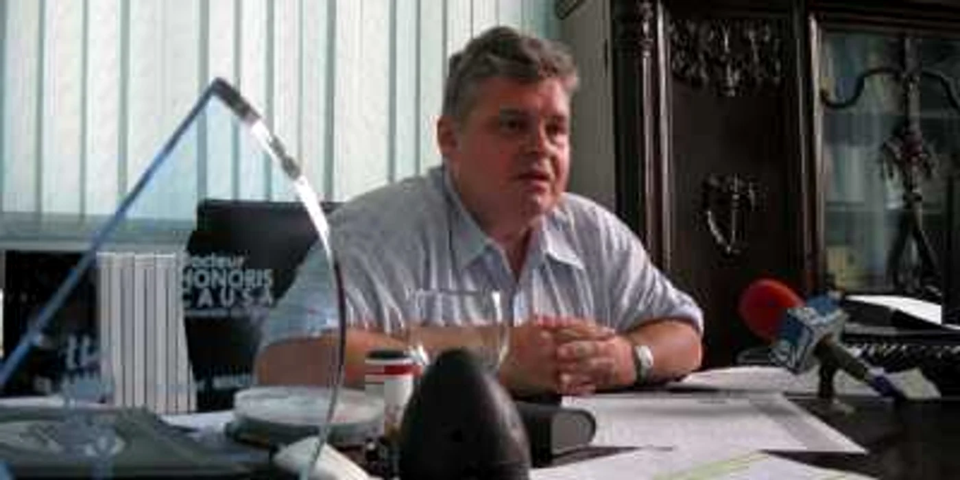 Viorel Mînzu s-a autosuspendat din funcţia de preşedinte al Senatului
