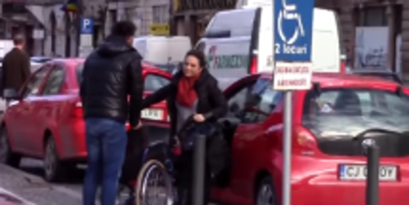 Şoferiţa căreia nu-i pasă că a parcat pe locul rezervat pentru persoanele cu handicap. FOTO: captură video
