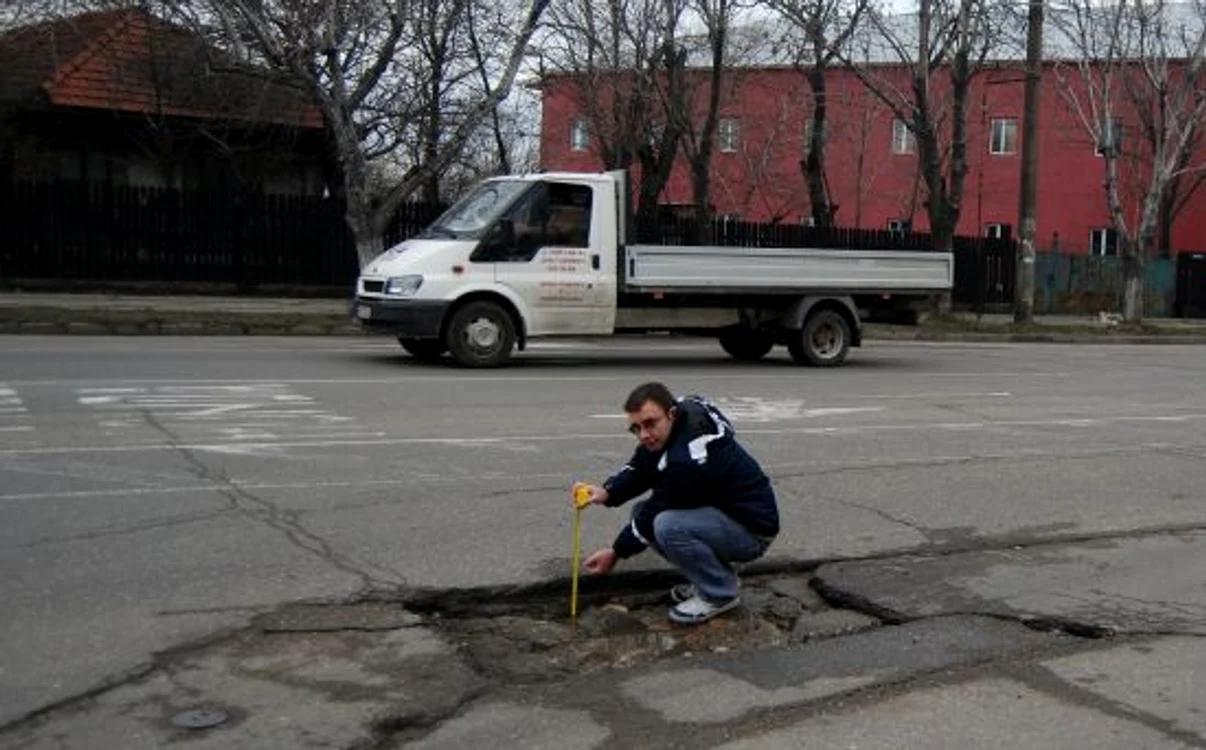 Şoferii slătineni sunt nemulţumiţi de starea drumurilor