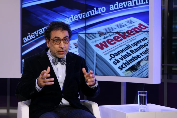 Dragoş Buhagiar este scenograful care a decorat de Paşte Piaţa Constituţiei FOTO: Eduard Enea