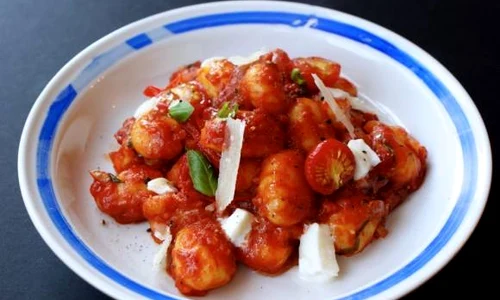 Gnocchi cu sos de roşii şi ciuperci jpeg