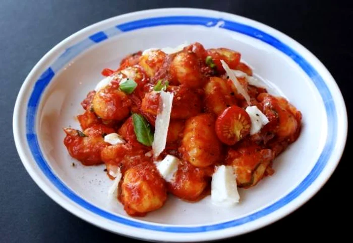 Gnocchi cu sos de roşii şi ciuperci jpeg