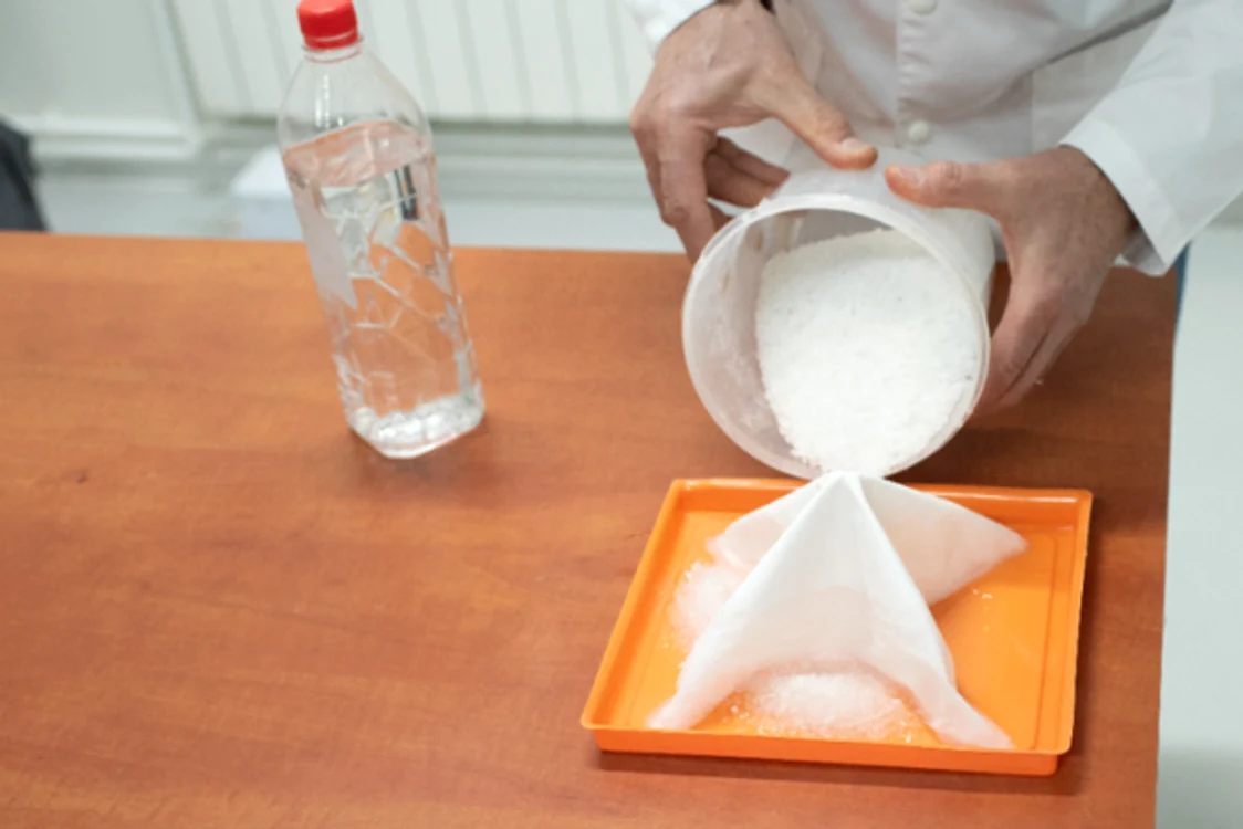 
    Se toarnă sare între aripile piramidei  
