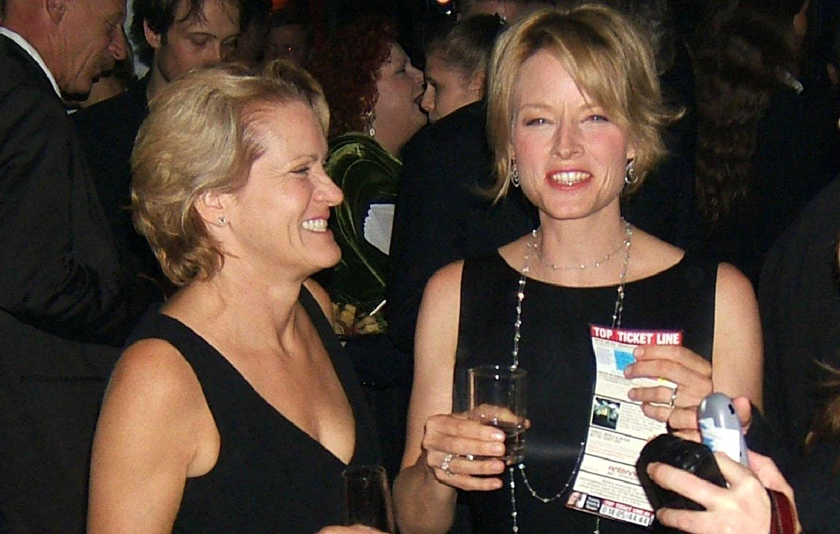 Jodie Foster şi Cydney Bernard două femei cunoscute şi unele dintre cele mai frumoase cupluri de lesbiene