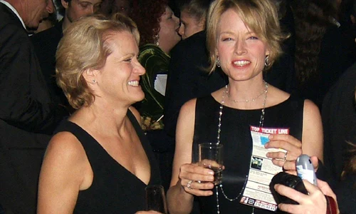 Jodie Foster şi Cydney Bernard două femei cunoscute şi unele dintre cele mai frumoase cupluri de lesbiene jpeg