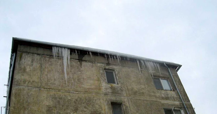 Gheaţa de pe acoperişuri este un real pericol. FOTO: Poliţia Locală