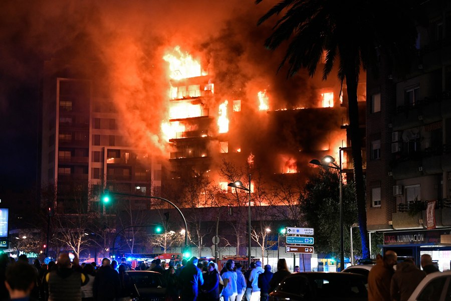 Cât costa un apartament în complexul de lux care a luat foc în Valencia VIDEO