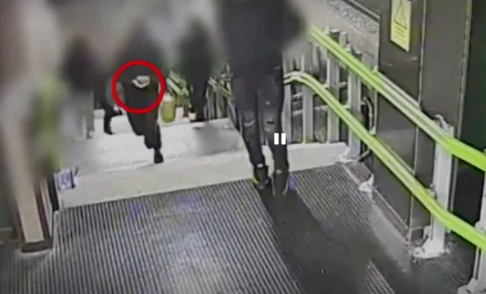 Adolescenții români care furau în metroul din Milano au fost surprinși de camere
