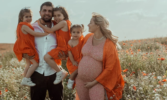 Laura Cosoi și familia sa jpg