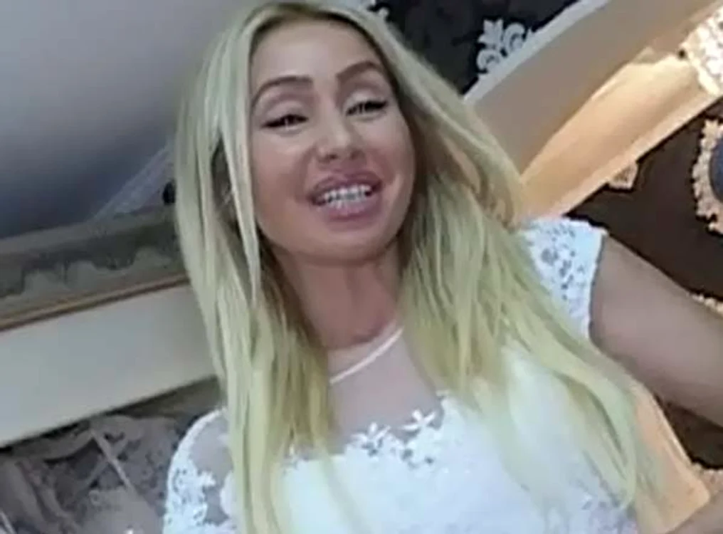 
    Aceasta a fost prima rochie pe care Sonia Trifan a probat-oFoto: Captură Prima TV  