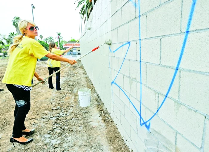 Paris Hilton a curăţat în silă grafitti de pe pereţi