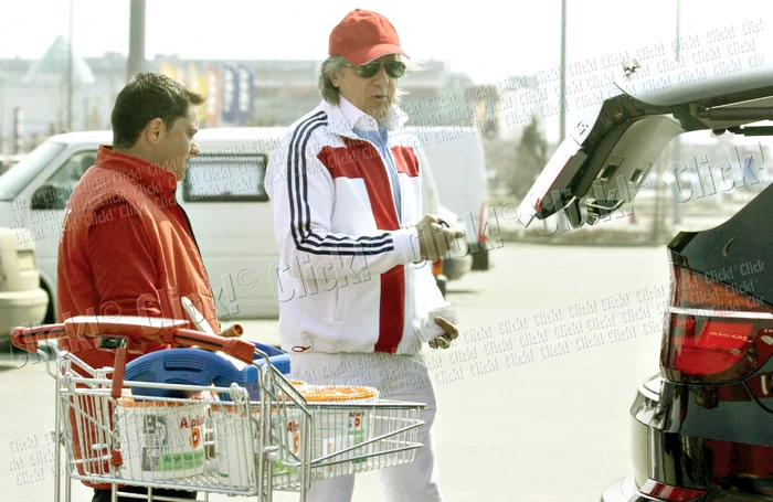 Năstase a fost ajutat, de un anjagat al magazinului, să încarce parchetul în maşină