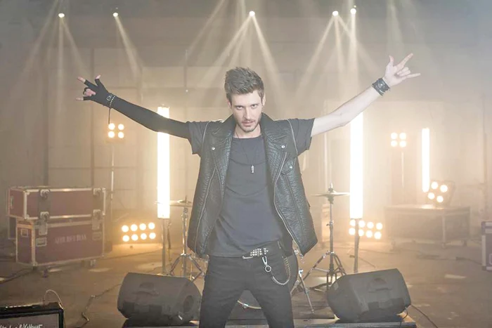 
    Alex Plîngu  îşi protejează în  concerte mâna  dreaptă, plină de  urmele arsurilorfoto: arhiva personală   