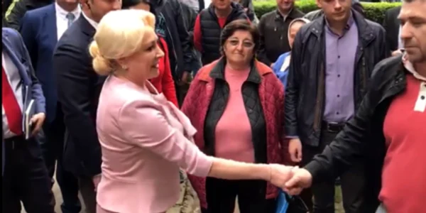 Dancila da mana cu un protestatar si nu pateste nimic foto captura
