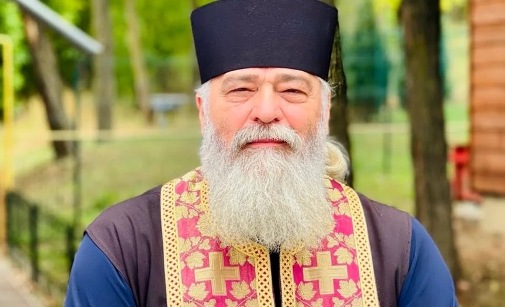 Ce-i răspunde un teolog călugărului Calistrat care le cere românilor să doneze Bisericii din darul de nuntă: „Nu, părinte, nu Dumnezeu e prost!“