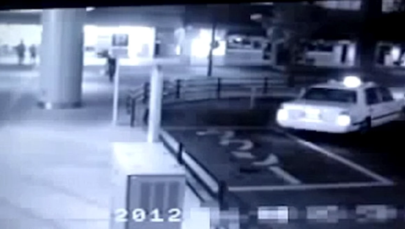 
    Bărbatul nici nu a bănuit că nu s-a urcat singur într-un taxiFoto captură foto/Youtube  