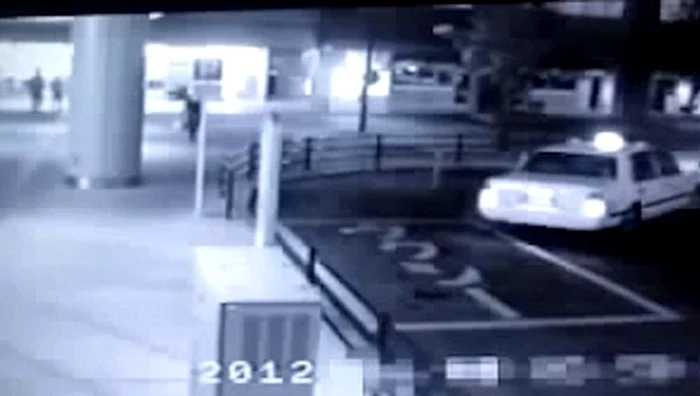 Bărbatul nici nu a bănuit că nu s-a urcat singur într-un taxiFoto captură foto/Youtube