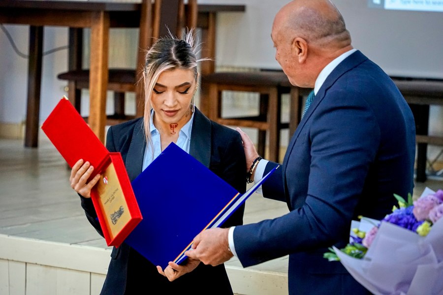 Mihaela Cambei, vicecampioana olimpică la haltere, a devenit cetăţean de onoare al judeţului Bacău