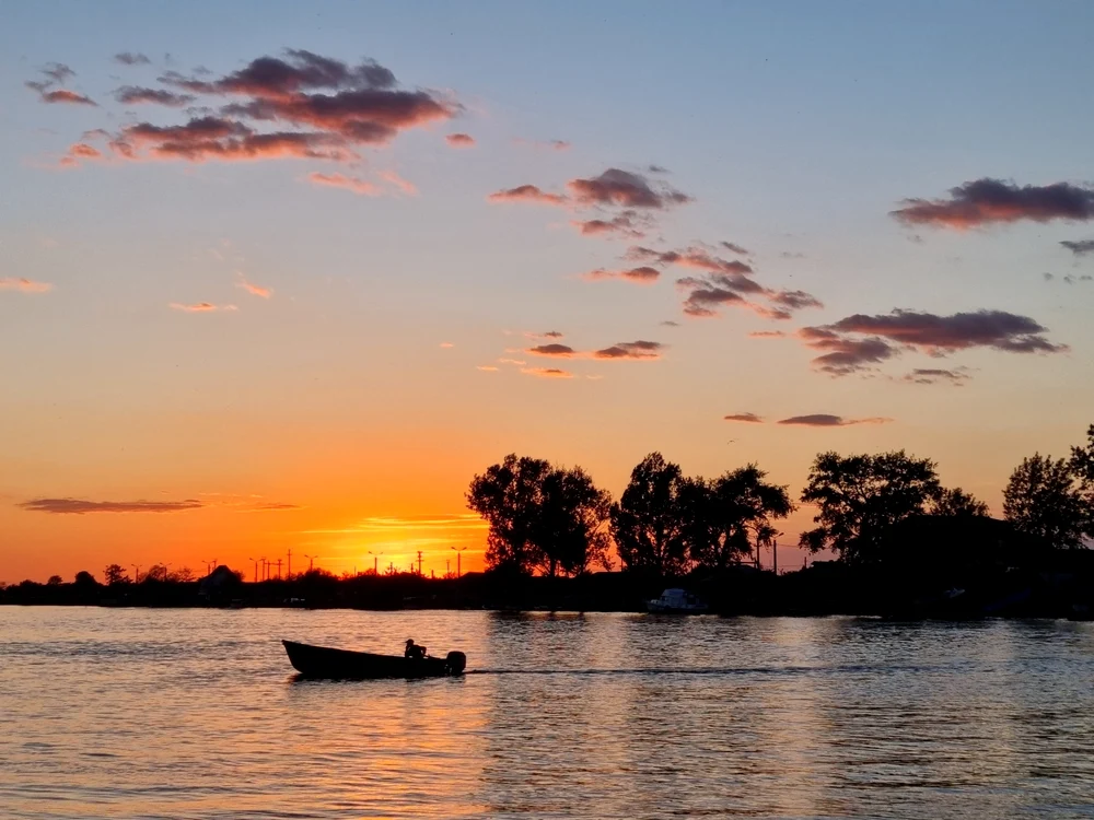 Românii caută oferte last-minute pentru a pleca în vacanță FOTO: Ovidiu Oprea 