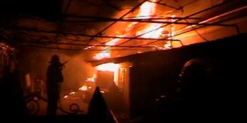 NEAMŢ: Piromanul „mireasă” a incendiat din nou. Revista presei locale