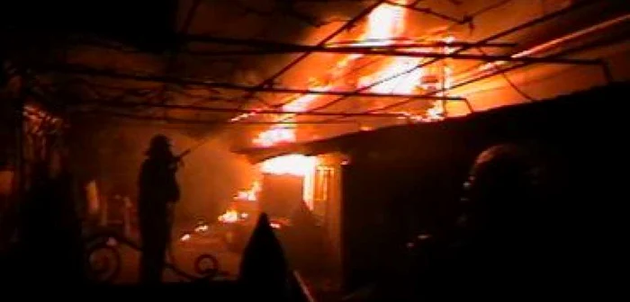 NEAMŢ: Piromanul „mireasă” a incendiat din nou. Revista presei locale