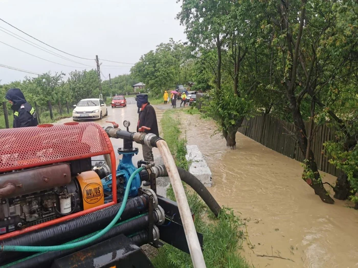 Apa a pătruns în două gospodării