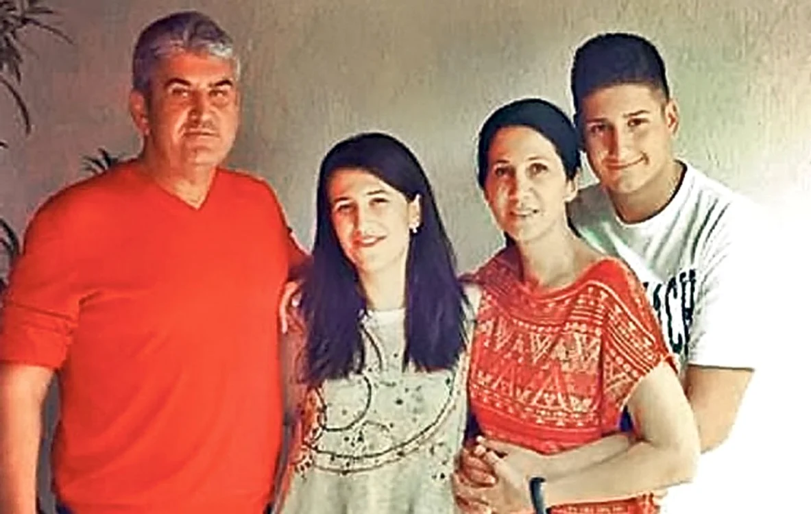 Familia lui Gabriel Oprea. Ana Maria stă lângă tatăl ei