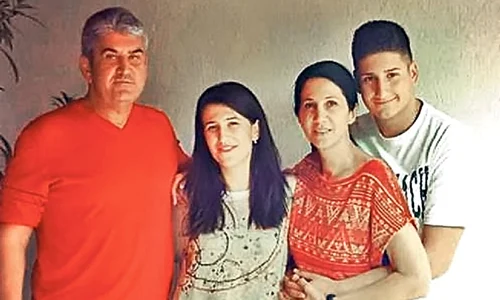 Familia lui Gabriel Oprea  Ana Maria stă lângă tatăl ei jpeg