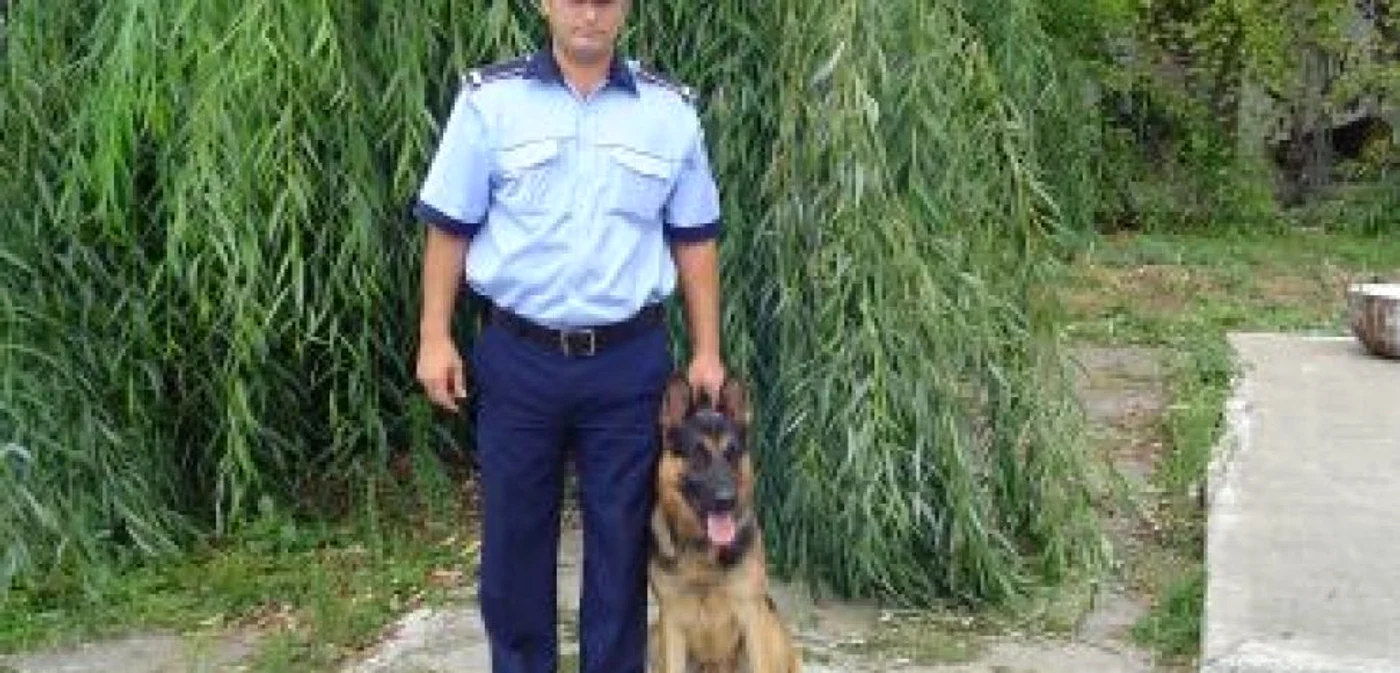 Ploieşti: Valentin Arsene instruieşte câini poliţişti de nouă ani