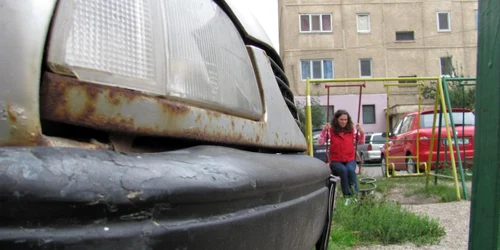 În lipsa parcurilor organizate, copiii se joacă printre maşini