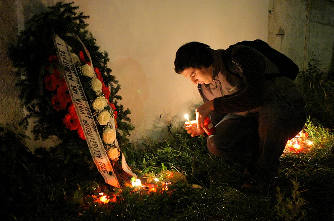 Tinerii au aprins lumânări în memoria Ramonei şi Loredanei. Foto: Bogdan Crăciun