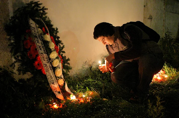 Tinerii au aprins lumânări în memoria Ramonei şi Loredanei. Foto: Bogdan Crăciun