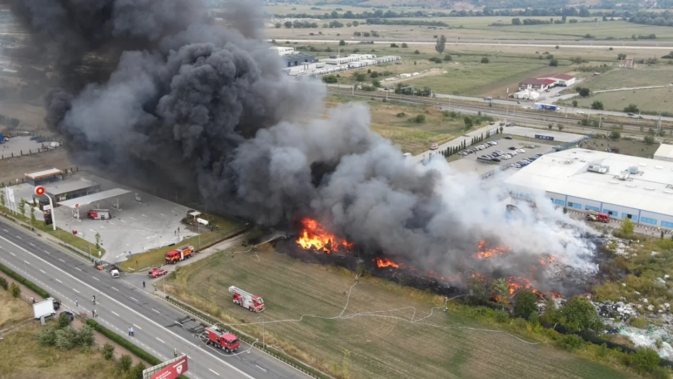 Incendiul a distrus un depozit de mase plastice şi carton