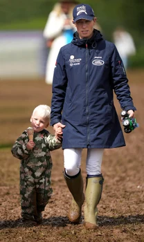 Lucas de mână cu mama sa, Zara Tindall