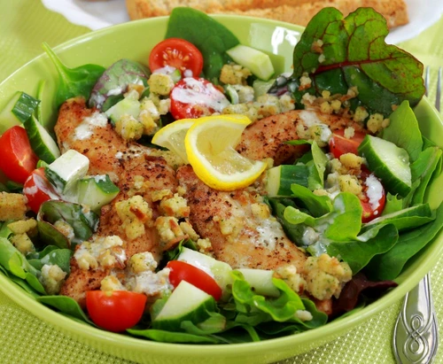 salata cu piept de pui si legume jpeg