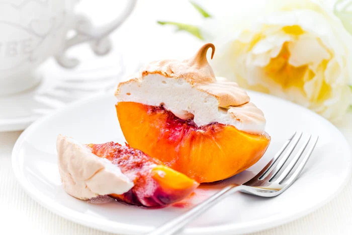 
    Piersici coapte cu merengue  