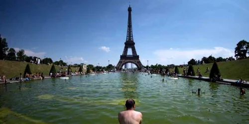 oameni fac baie langa trocadero in Paris foto Afp