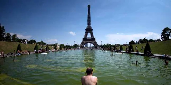 oameni fac baie langa trocadero in Paris foto Afp
