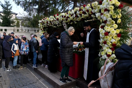 Oamenii stau la coadă pentru a se închina la moaștele Sf. Andrei FOTO: Arhiepiscopia Dunării de Jos