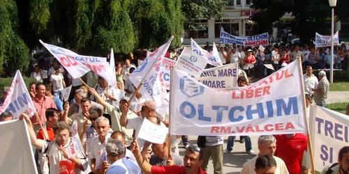 Angajaţii Oltchim protestează