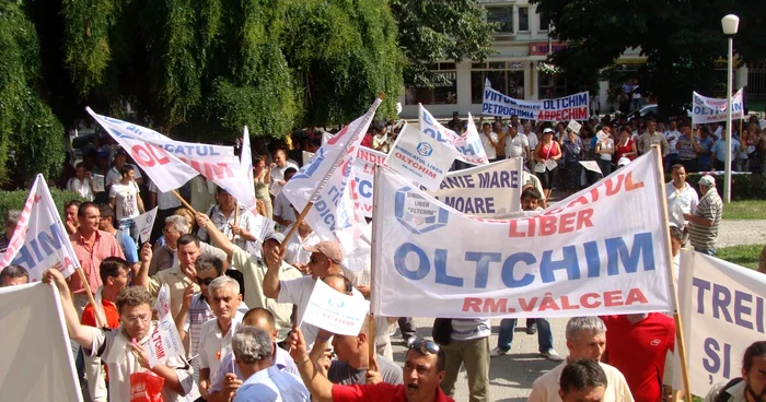 Angajaţii Oltchim protestează